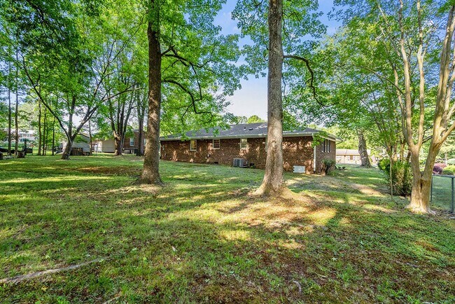 Building Photo - AVAILABLE NOW!! 4 bedroom Brick Ranch Style Home