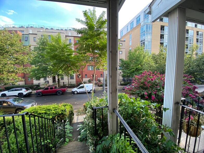 Building Photo - 1327 Belmont St NW