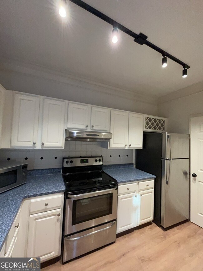 Building Photo - 955 Juniper St NE