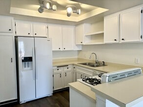 Building Photo - 9885 Caspi Gardens Dr