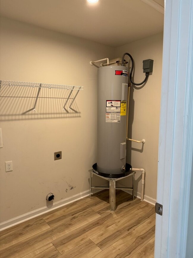 Building Photo - Price & Location!