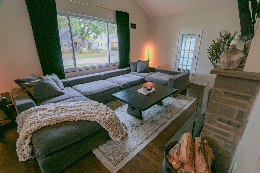 Primary Photo - 195 S Sylvan Ave