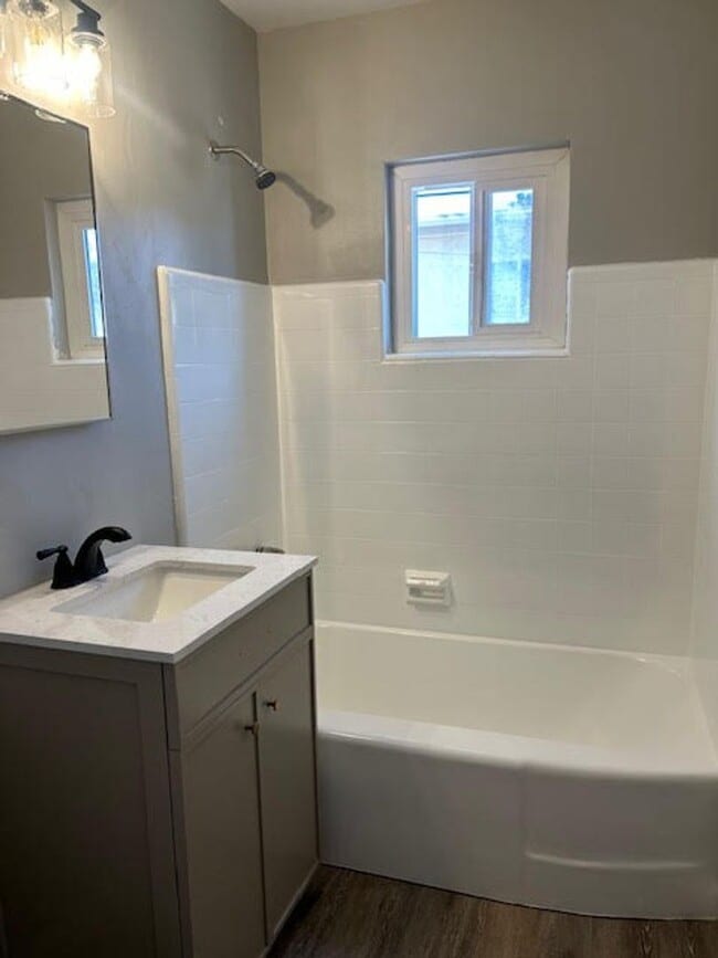 Building Photo - Cable