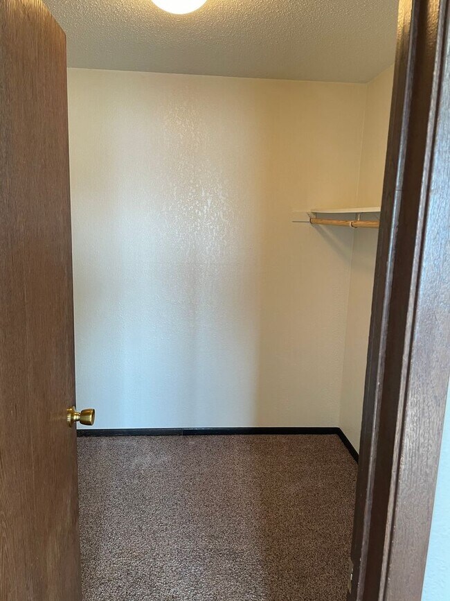 Building Photo - Three Bedroom 1.5 Bathroom