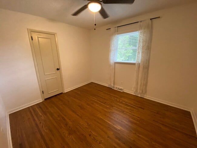 Building Photo - AVAILABLE TO SHOW!