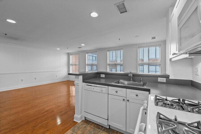 Building Photo - 812 Grand St