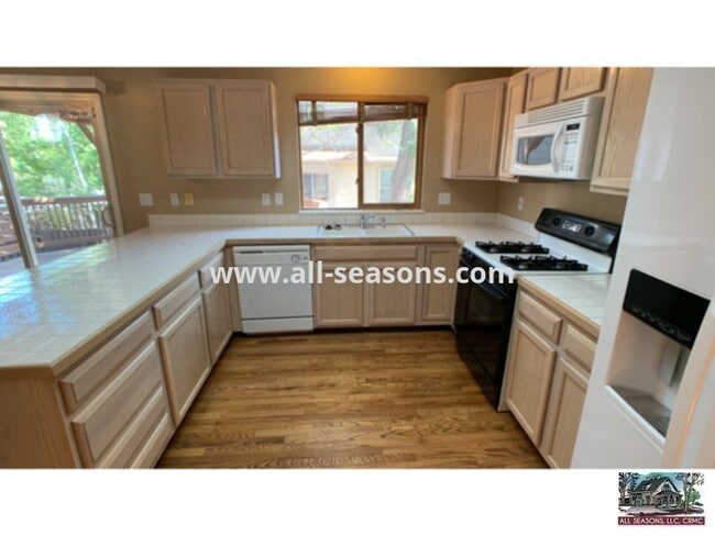 Building Photo - Corner Lot 4 Bedroom Home For Rent!