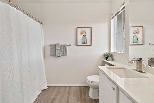 Building Photo - 3bd/2.5ba Bellevue Condo