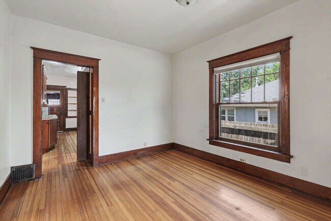 Building Photo - Charming University Neighborhood Home | 2 Bedrooms + Bonus Room