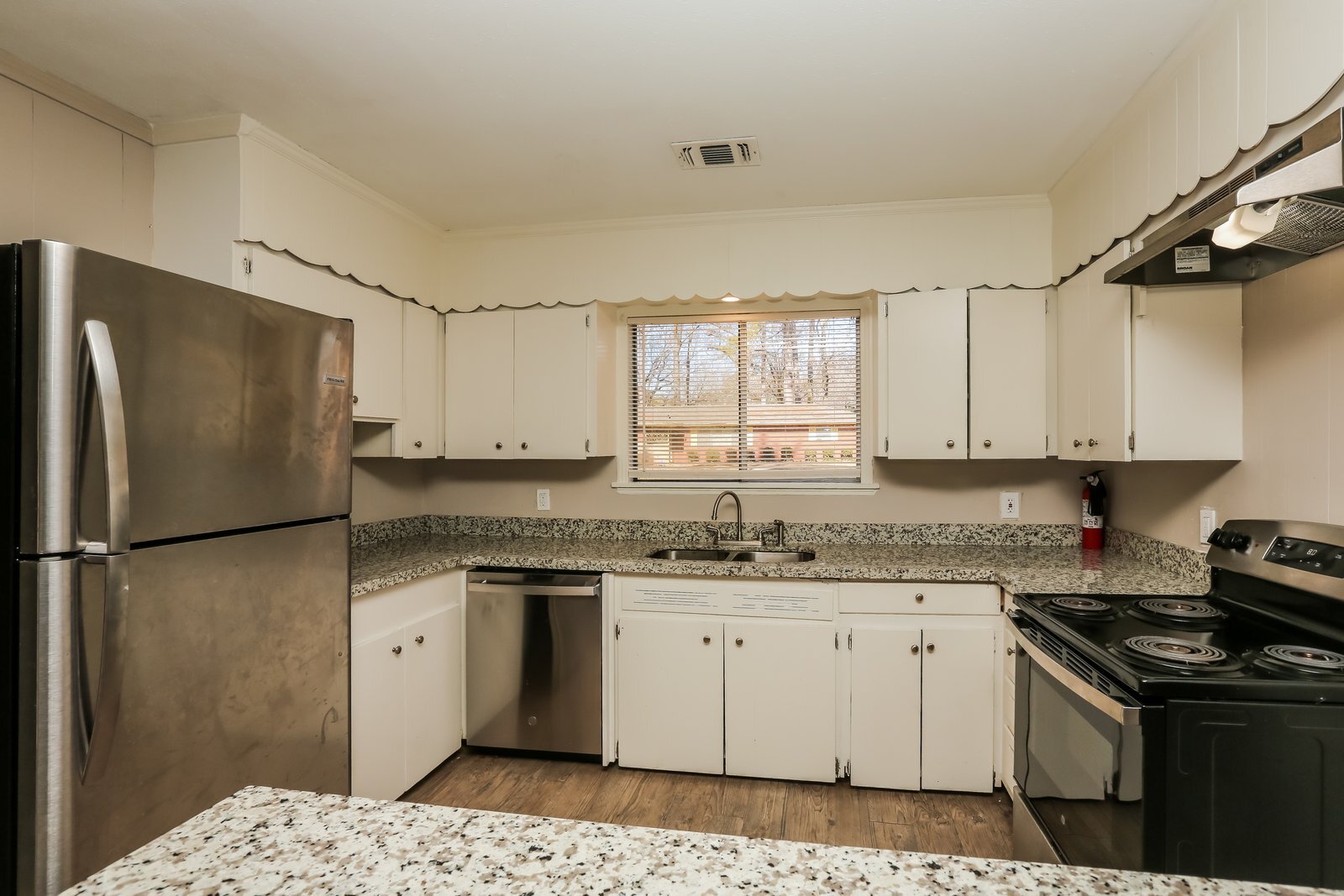 Building Photo - 3025 Charleston Dr