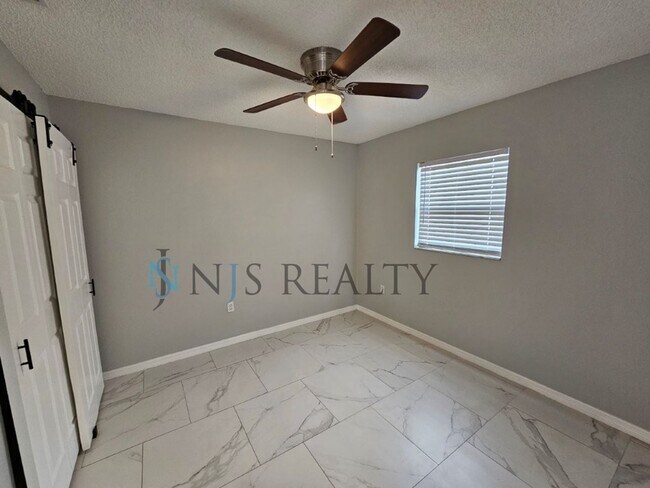Building Photo - REDUCED PRICE!!!!  MUST SEE.. BEAUTIFUL IN...