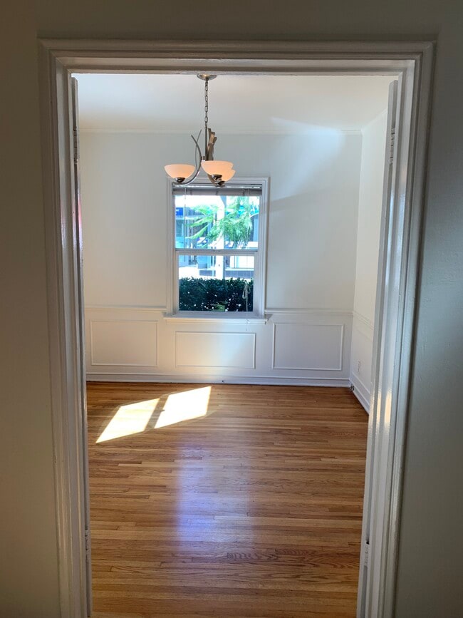 Building Photo - 416 N Doheny Dr