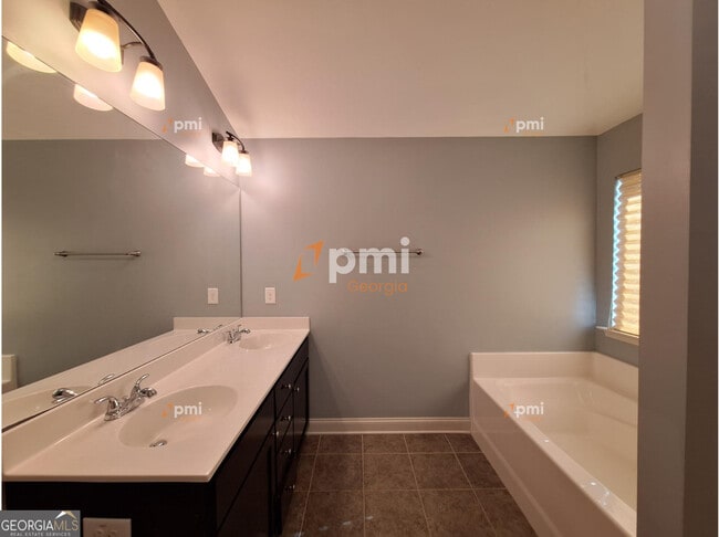 Building Photo - 2449 Boulder Rd SE