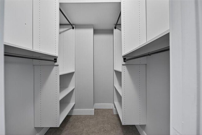 Building Photo - 1800 N Andrews Ave