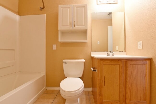 Building Photo - Charming and Spacious Home in a Quiet and ...