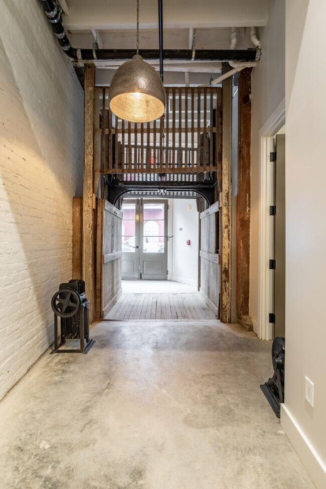 Building Photo - 315 Girod St