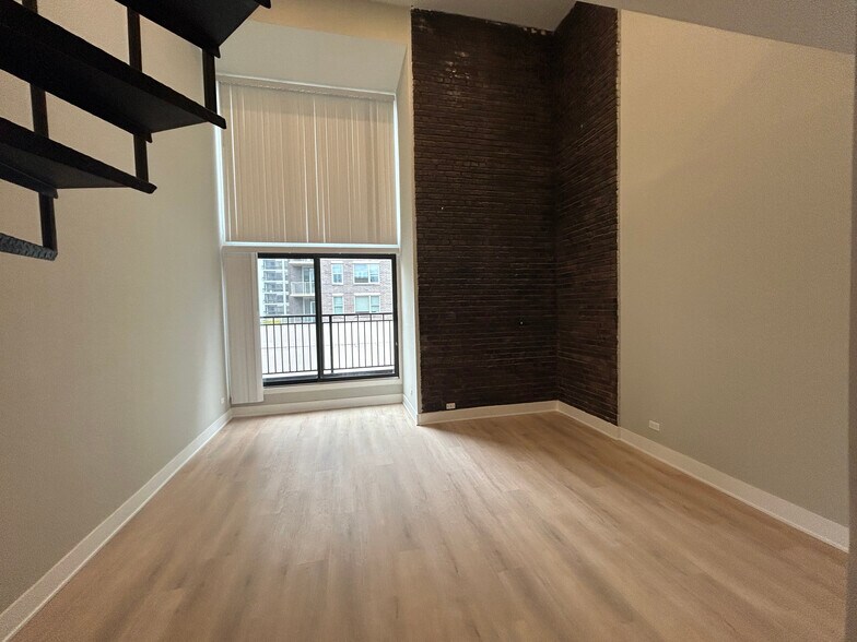 Building Photo - 1214 N La Salle Dr