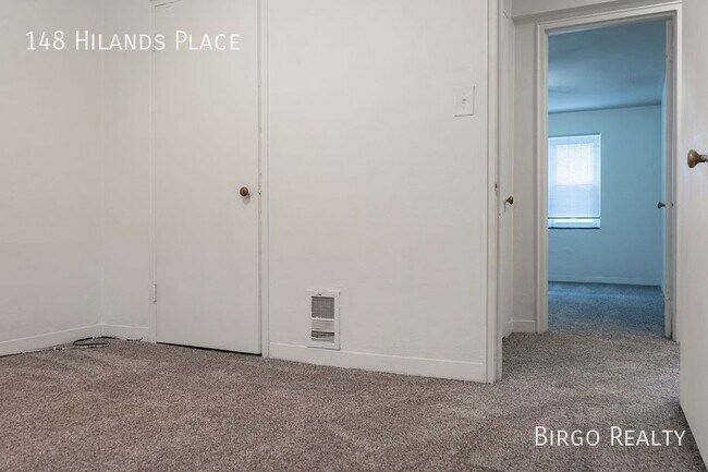 Building Photo - Move in special! First month free rent!