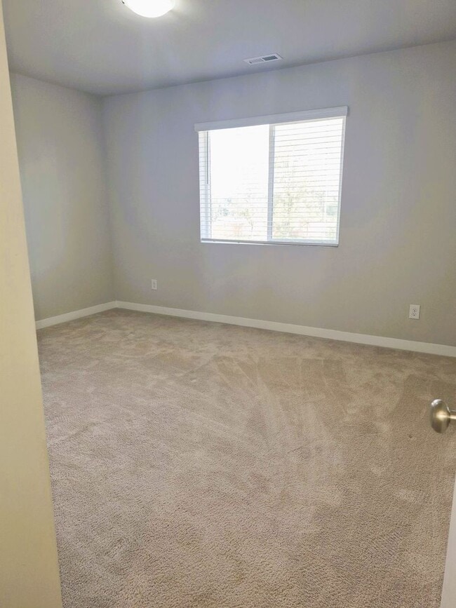 Building Photo - Beautiful 5BD/3BA home located in Rainer Ridge