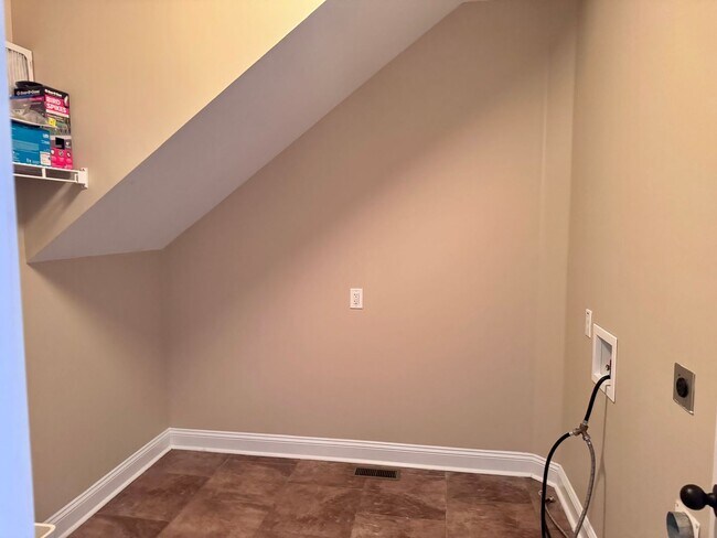 Building Photo - Beautiful Home Located in Farmington Subdivision. 3 Bedrooms, 3.5 baths, Bonus with Wet Bar!
