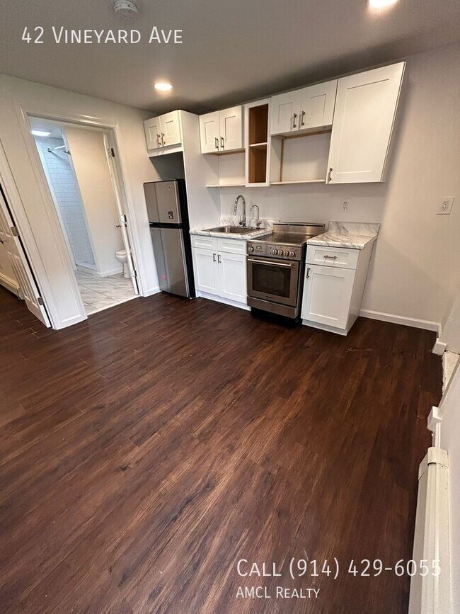 Building Photo - 42 Vineyard Ave