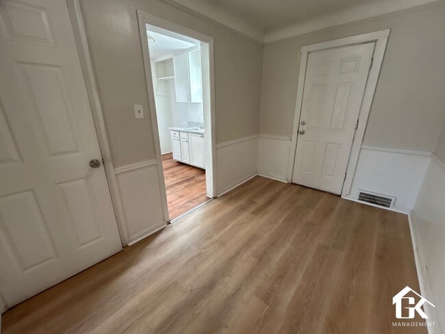 Building Photo - 3 Bed 1 Bath Eastside Home Available - Near St John Moross!