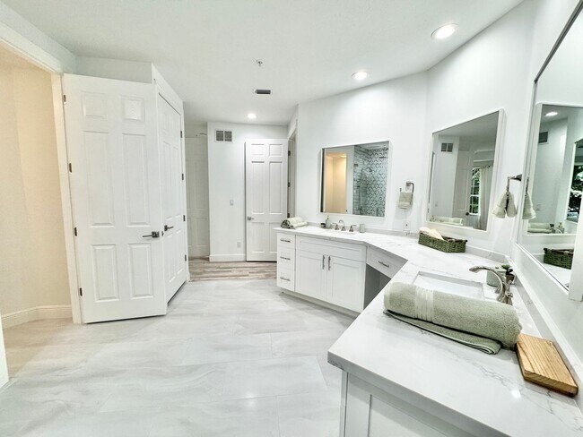 Building Photo - ** COLONADE ** PARK SHORE ** MOORINGS ** 3...