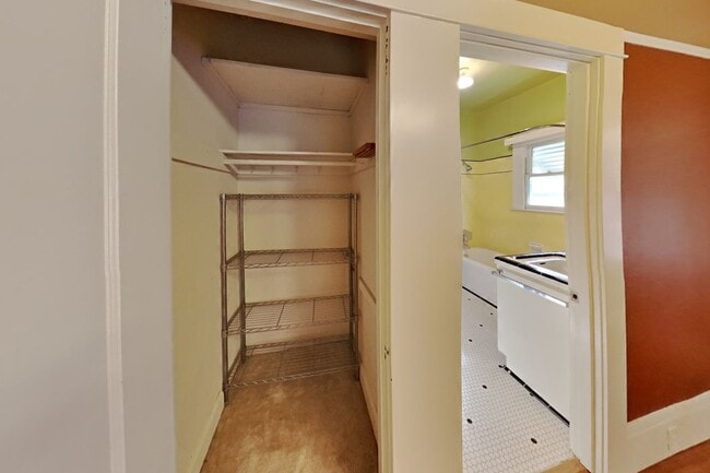 Building Photo - Charming Lank Park Bungalow