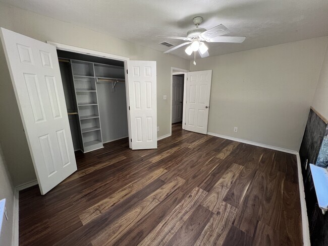 Building Photo - 664 W Tram Rd