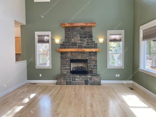 Building Photo - Light-Filled Awbrey Butte Retreat