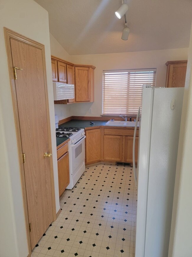 Building Photo - 3 Bedroom Home North End Of Northwood - Gr...