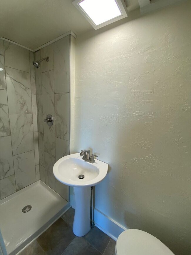 Building Photo - 452 W 10th Ave