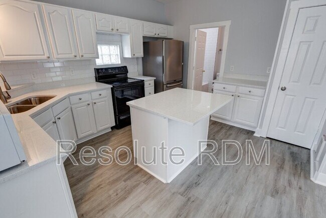 Building Photo - 743 Cottage Ave