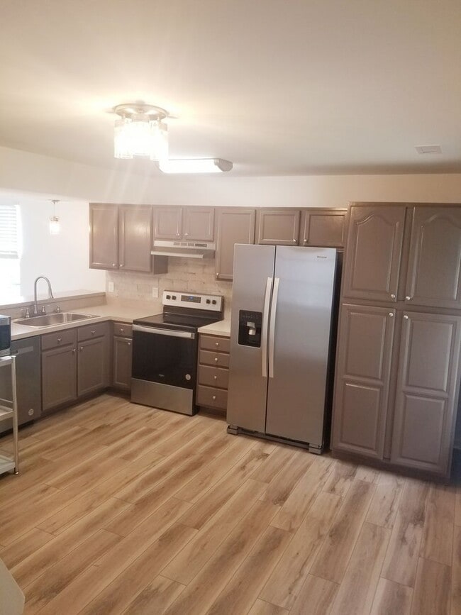 Building Photo - Nice Two Bedroom Townhouse Close to Libert...