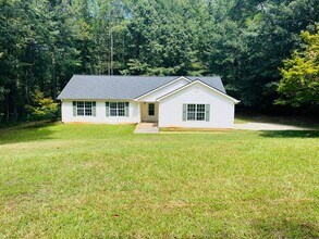 Building Photo - Wow! 3 bedroom 2 bathroom in Senoia. Must ...