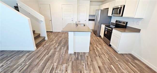 Building Photo - 915 Violet Heron St