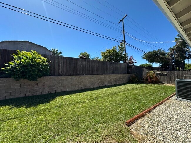Building Photo - Beautiful three bedroom two bath home in Roseville!!