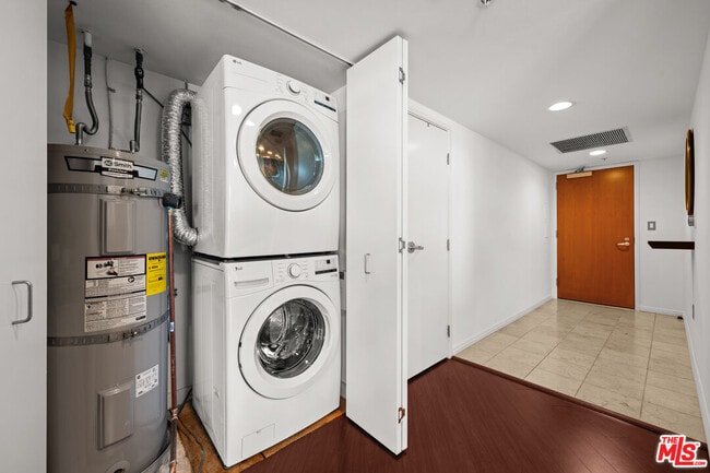 Building Photo - 13700 Marina Pointe Dr