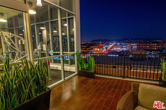 Building Photo - 3785 Wilshire Blvd