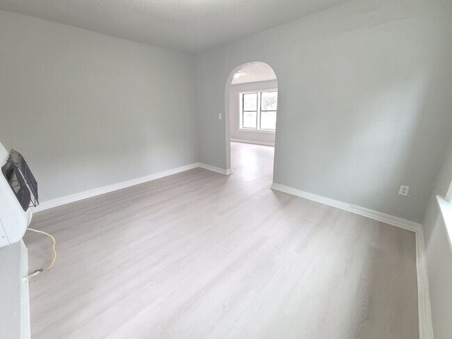 Building Photo - 2 Bed/1 Bath in historic duplex close to T...