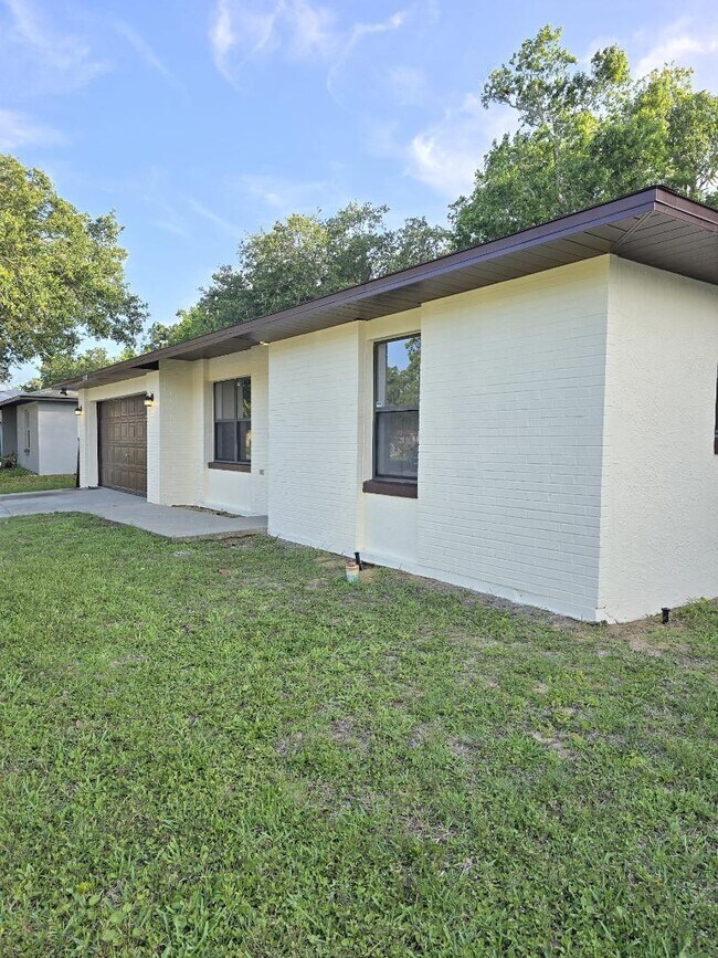 Building Photo - 518 Loomis Trail