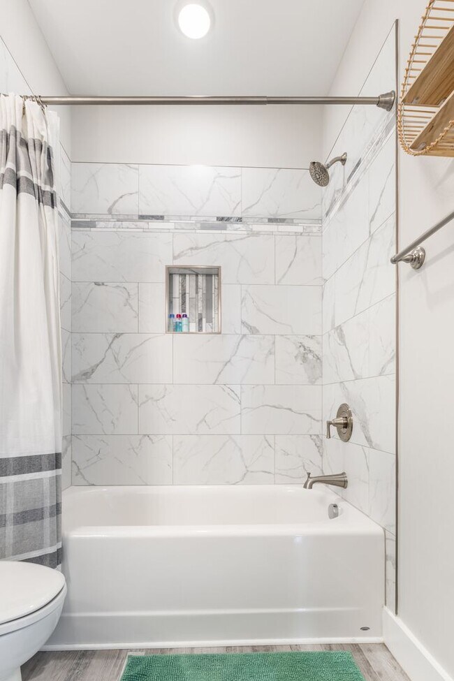 Building Photo - Flexible Lease Lengths! Furnished Southside Townhome