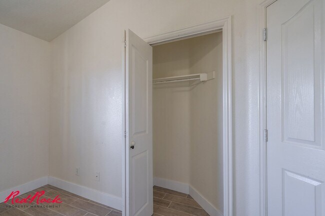 Building Photo - Pet Friendly! 3 Bedroom Single-Level Condo in St. George!