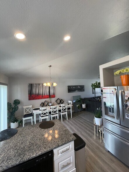Building Photo - 1298 E Rachel Way