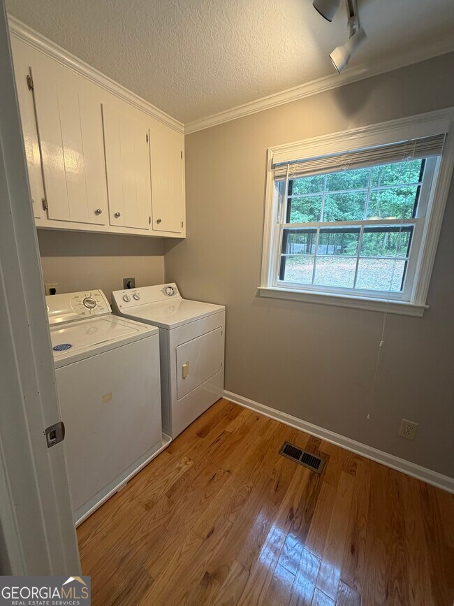 Building Photo - 402 Skyline Dr