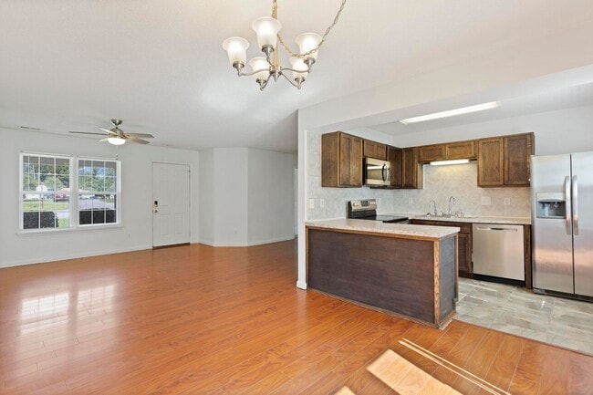 Building Photo - 3 bedroom with garage *** Available to move-in by May 20th ***