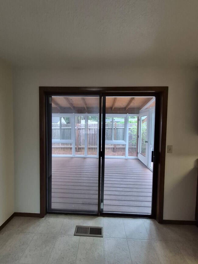 Building Photo - Charming South Salem Duplex!
