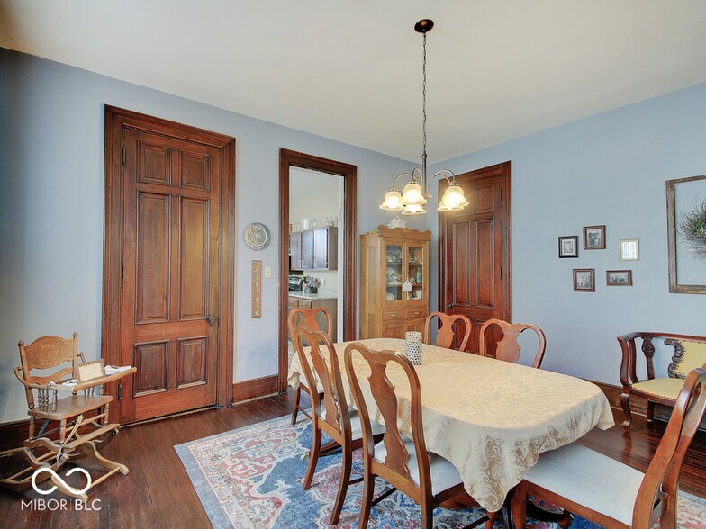 Building Photo - 345 E King St