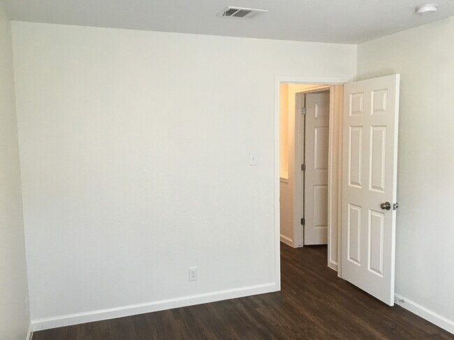 Building Photo - 112 Retama