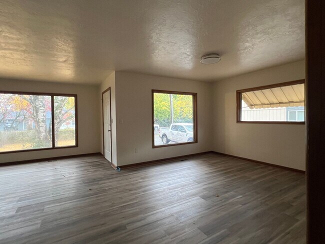 Building Photo - Rent Special: 1/2 Off First Full Months Rent